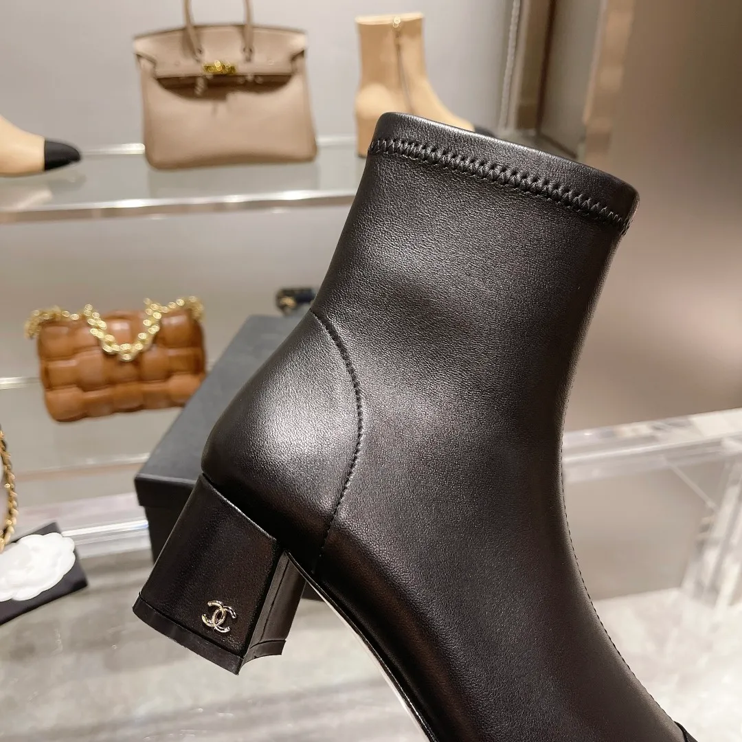 👟👟Ex-factory price 620👟👟 👑Chanel Chanel Xiaoxiang Wannian classic stitching thick heel short boots. 🔻Interpretation of elegant little fragrance〰️Super textured style, low-key but not simple, elegant and noble, especially the small double CLOGO embellishment on the heel, and the simple splicing of different materials on the toe casually reveal elegance and sophistication. It feels like walking on the ground without tiring your feet at all👌🏻. 👟👟👟👟The upper is made of imported Italian lambskin🐑, the lining is lambskin, and the Italian cow leather outsole. Heel height: 5cm. size: 35-39 (34, 40 can be customized)
